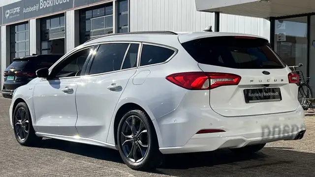 Ford Focus view 3