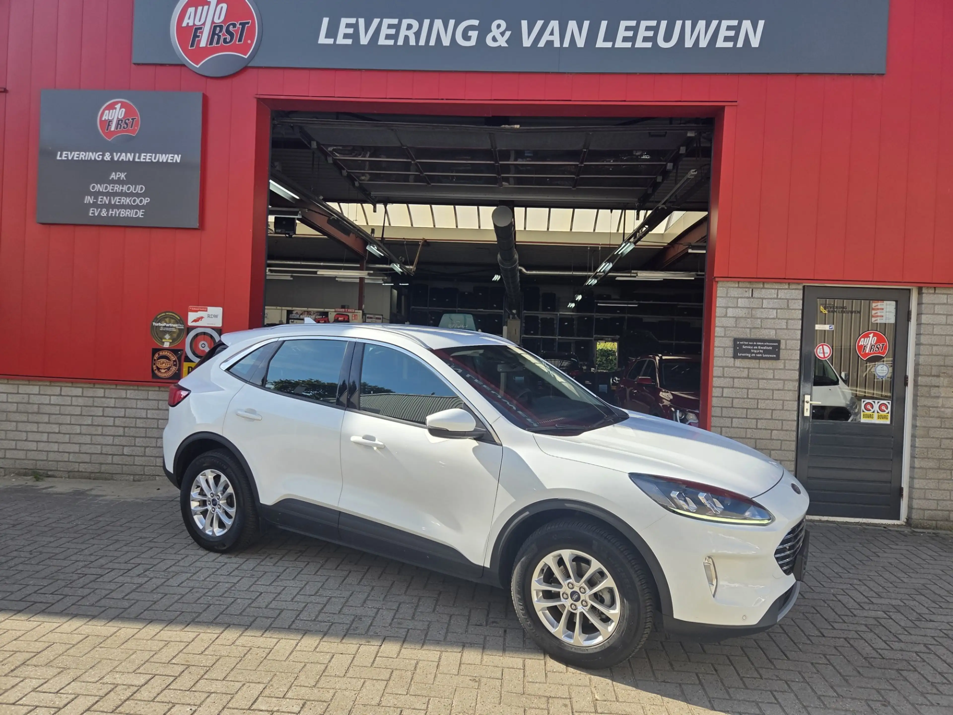 Ford Kuga 2.5 PHEV Titanium Parkeersensoren V+A / Navigatie/ — photo 4