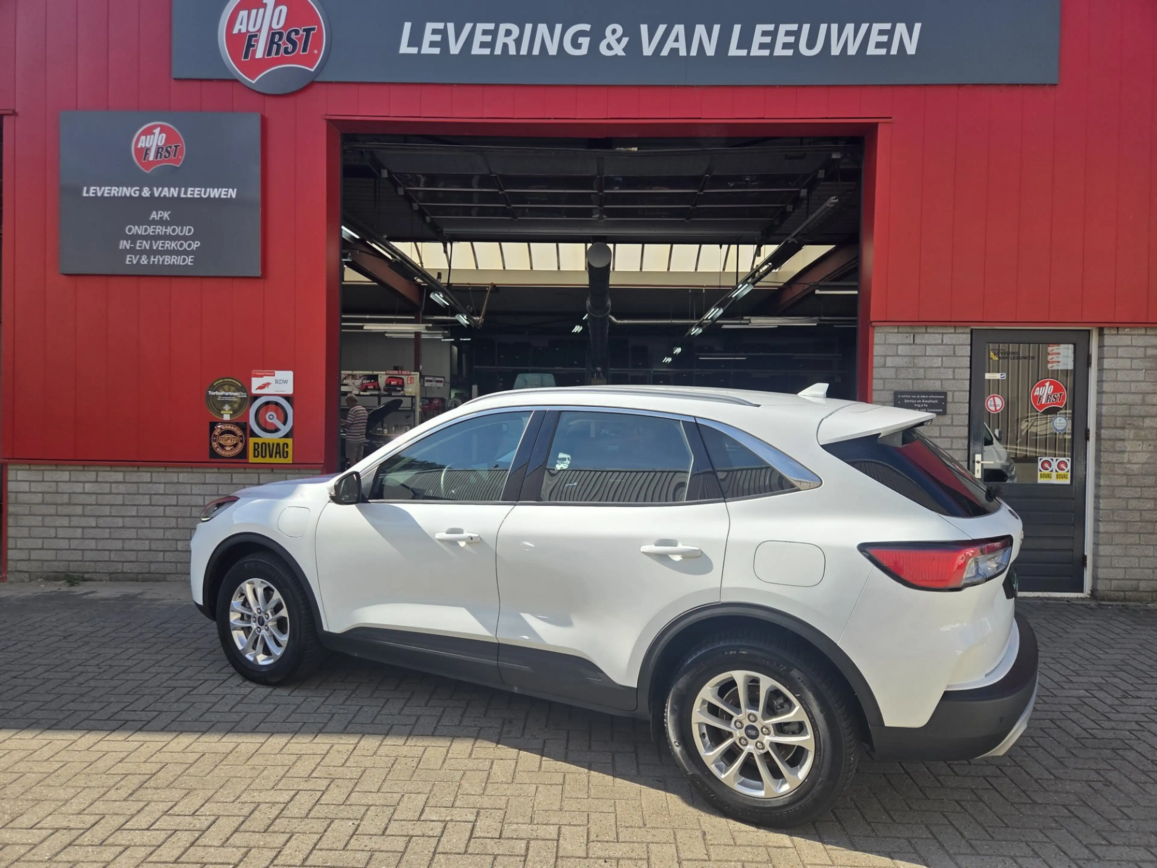 Ford Kuga 2.5 PHEV Titanium Parkeersensoren V+A / Navigatie/ — photo 2