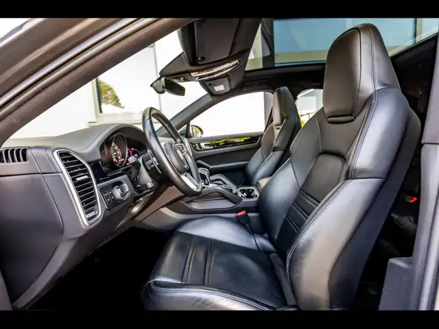 Porsche Cayenne view 11