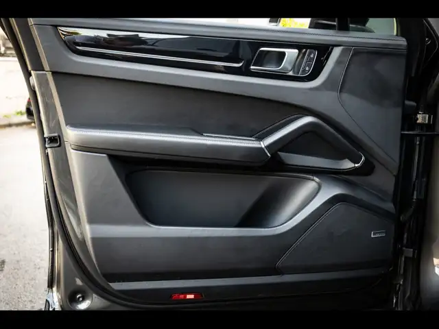 Porsche Cayenne view 9