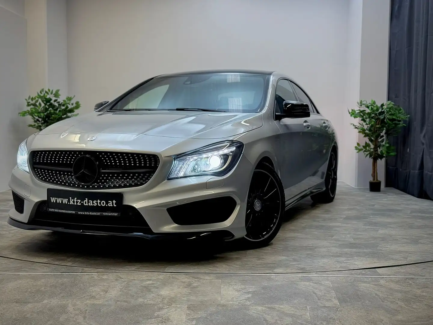Mercedes-Benz CLA 250 4 MATIC II AMG II SPORT II NIGHT PAKET II Plateado - 1