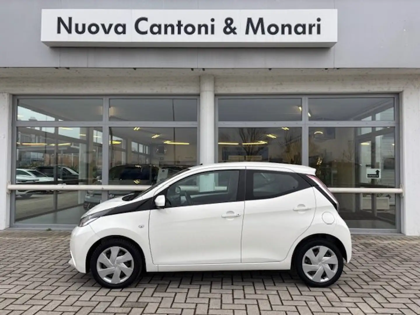 Toyota Aygo Aygo II 2014 5p 1.0 x-play my15 Bianco - 1