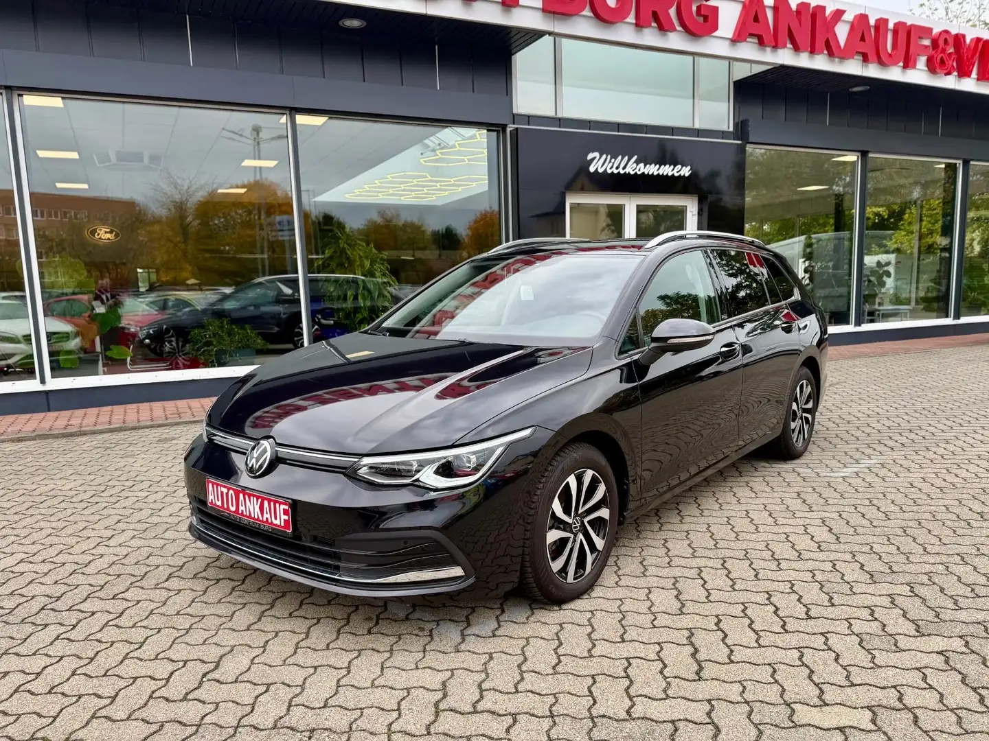 Volkswagen Golf VIII Variant Active NAV AHK Pano Klima Temp Schwarz - 2