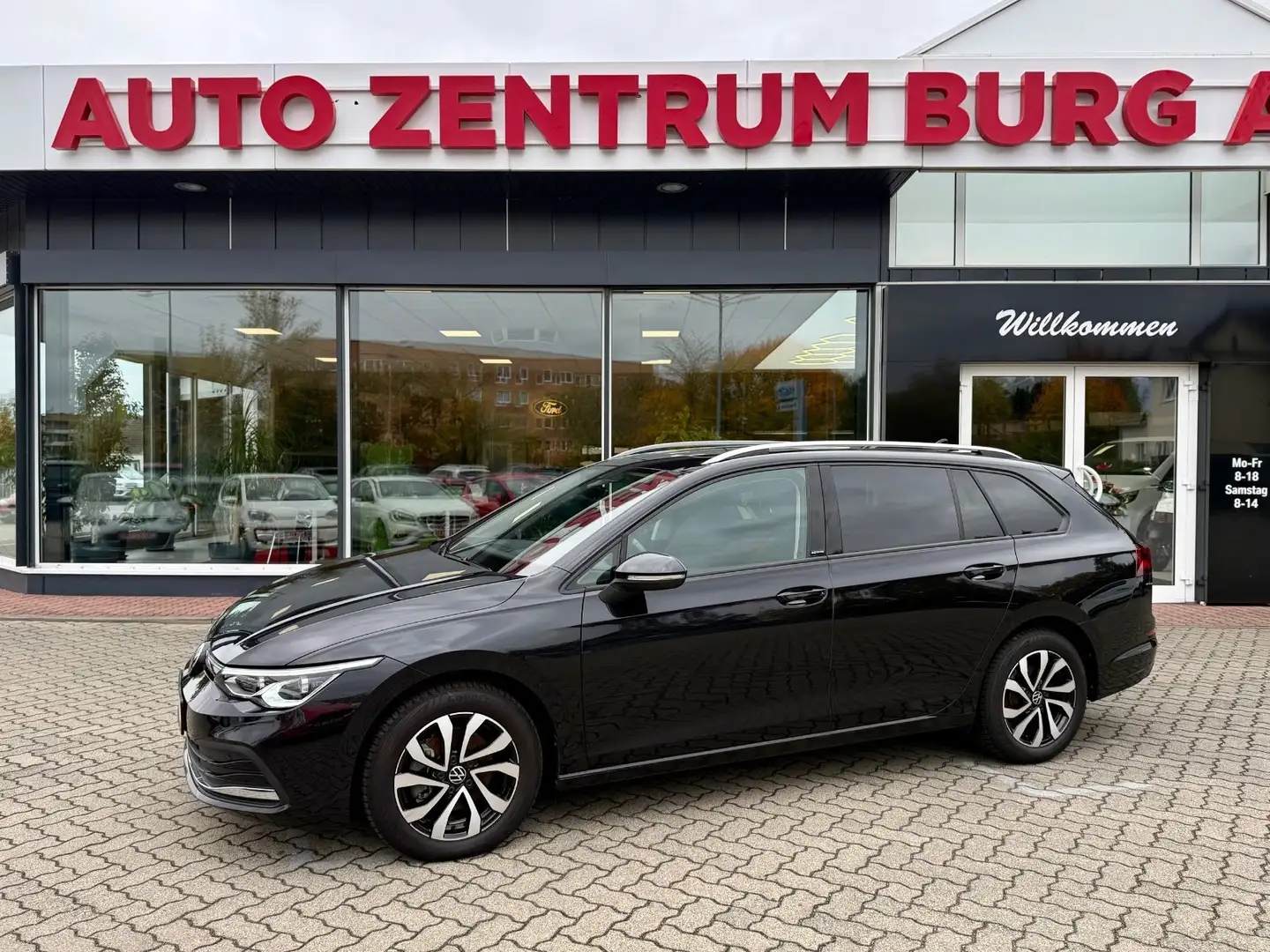 Volkswagen Golf VIII Variant Active NAV AHK Pano Klima Temp Schwarz - 1