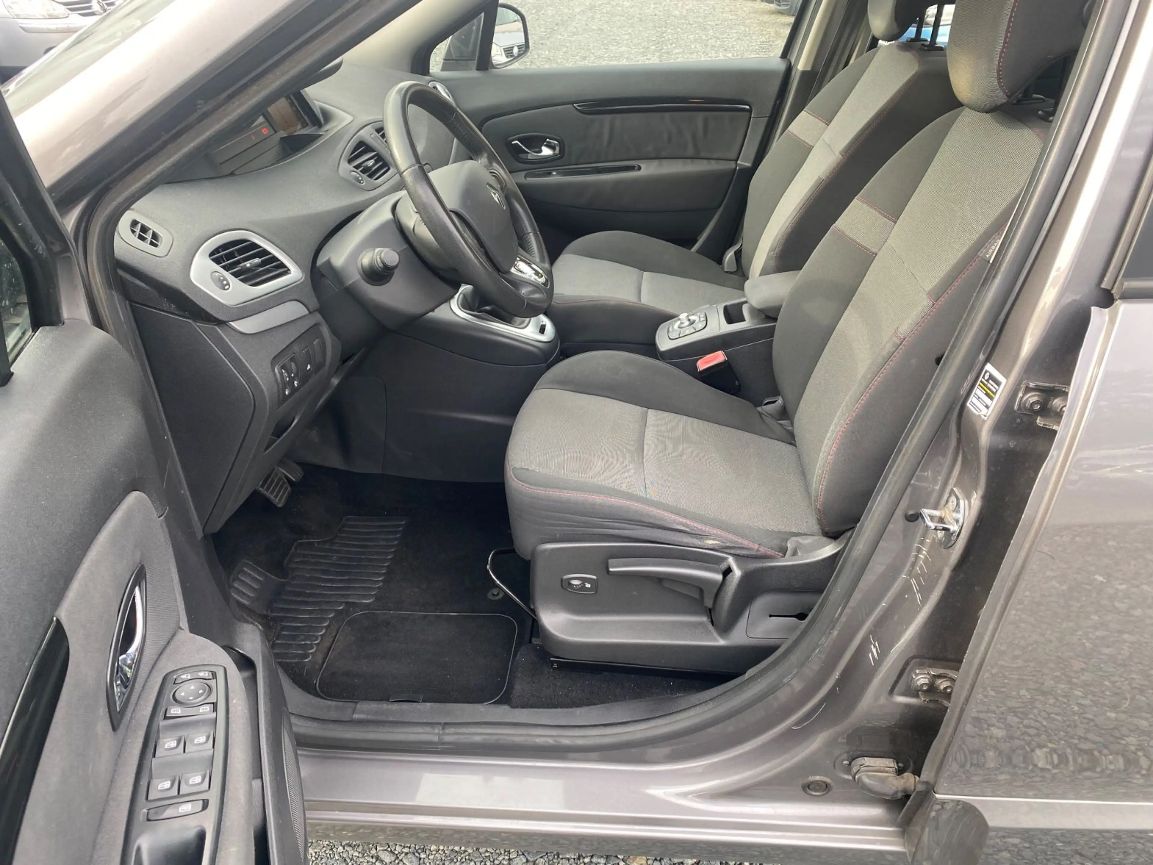 Renault Grand Scenic 1.5 dCi DeLuxe Aut. Navi PDC — photo 8