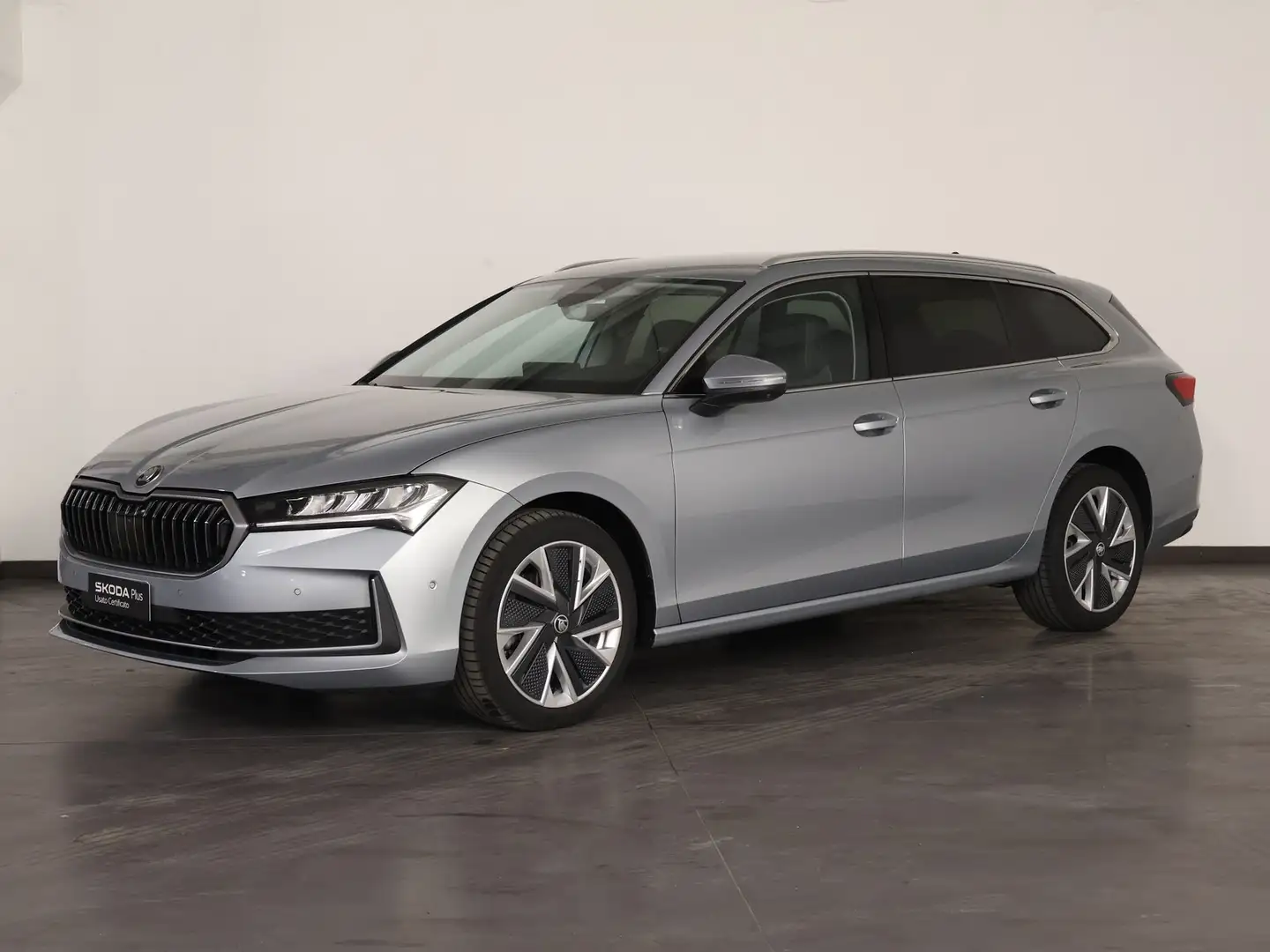 Skoda Superb wagon 2.0 tdi selection 150cv dsg Серебристый - 1