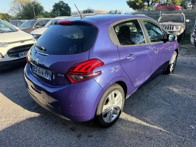 Peugeot 208 view 5