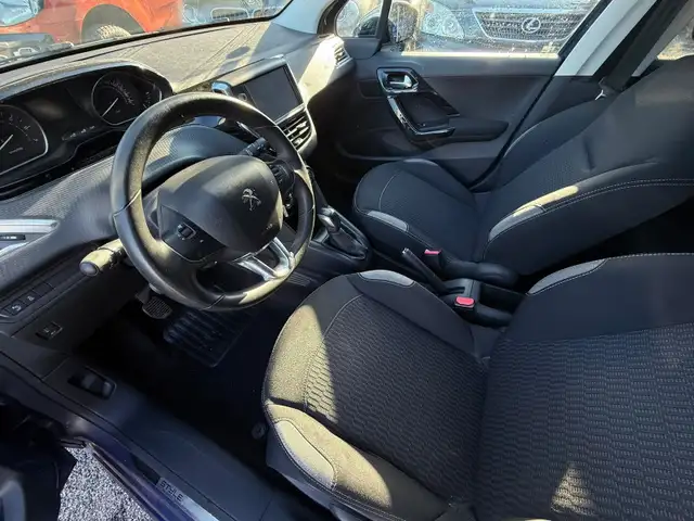 Peugeot 208 view 8
