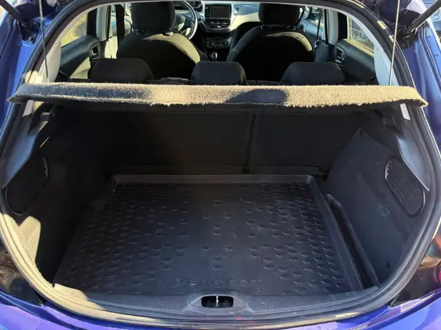 Peugeot 208 view 11