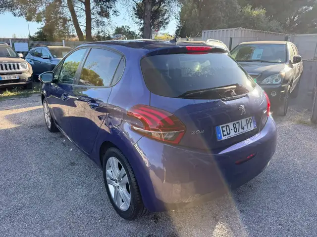 Peugeot 208 view 3