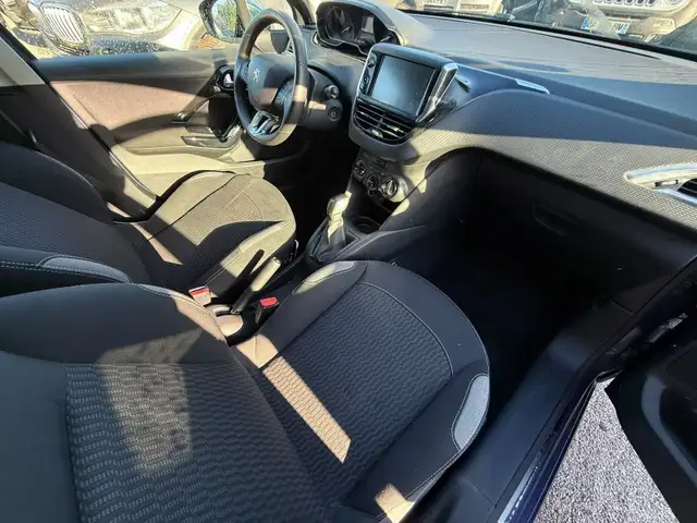 Peugeot 208 view 13
