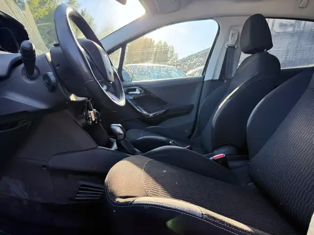 Peugeot 208 view 9