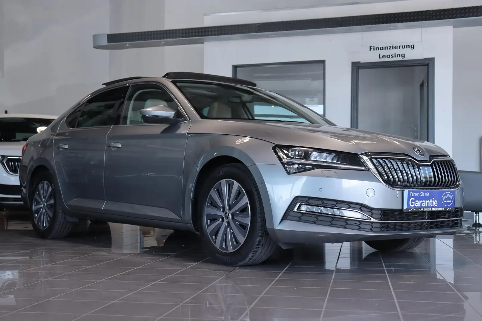 Skoda Superb 2.0 TDI Style*PANORAMA*LEDER*ACC*AHK* Grau - 2
