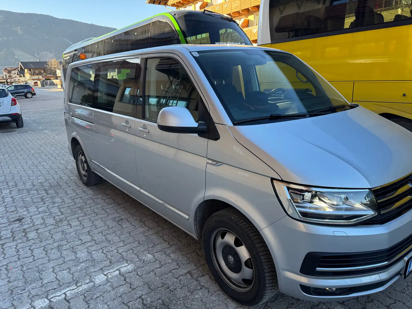 Volkswagen T6 Caravelle Caravelle Comfortline 2,0 BMT TDI DSG Comfortline Plateado - 2