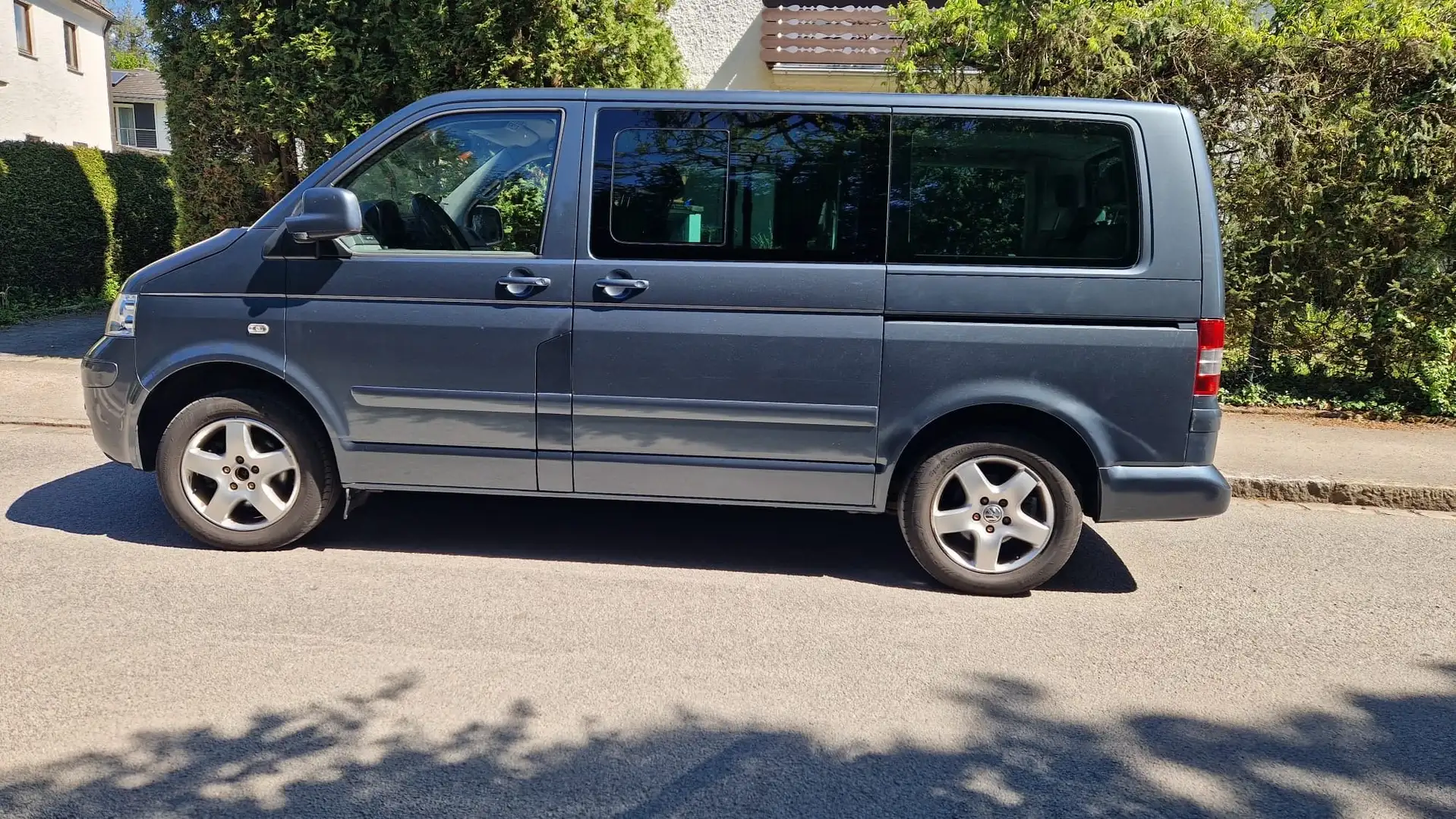 Volkswagen T5 Multivan Multivan 4MOTION DPF Highline Grau - 1