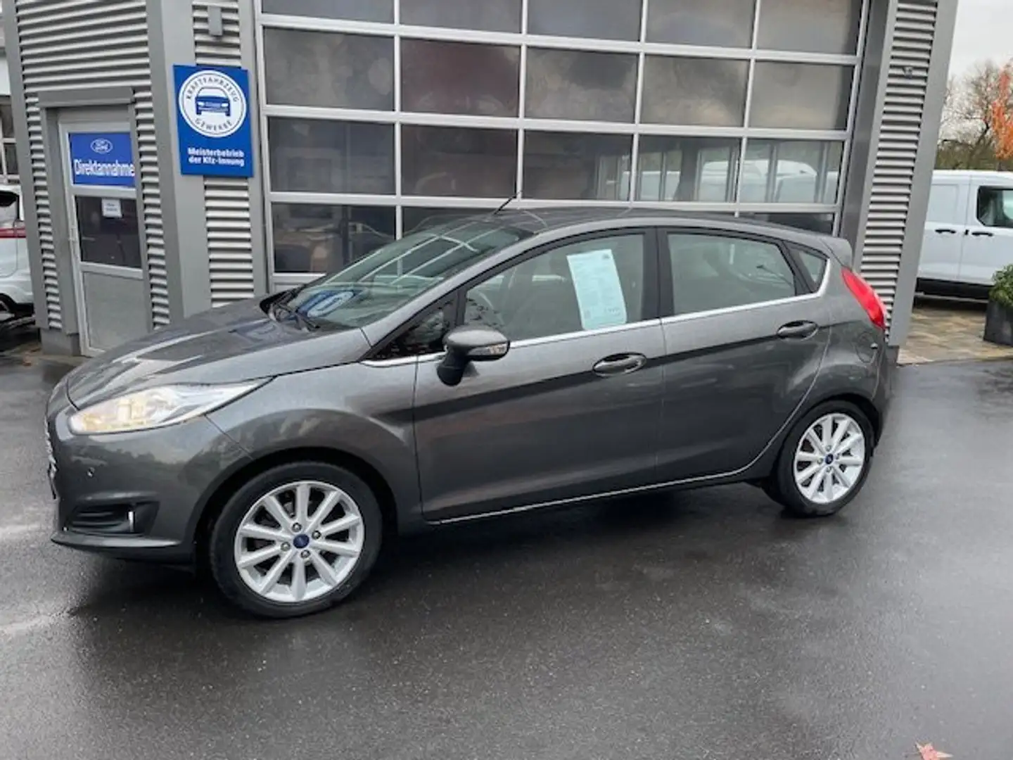 Ford Fiesta Titanium Grau - 2