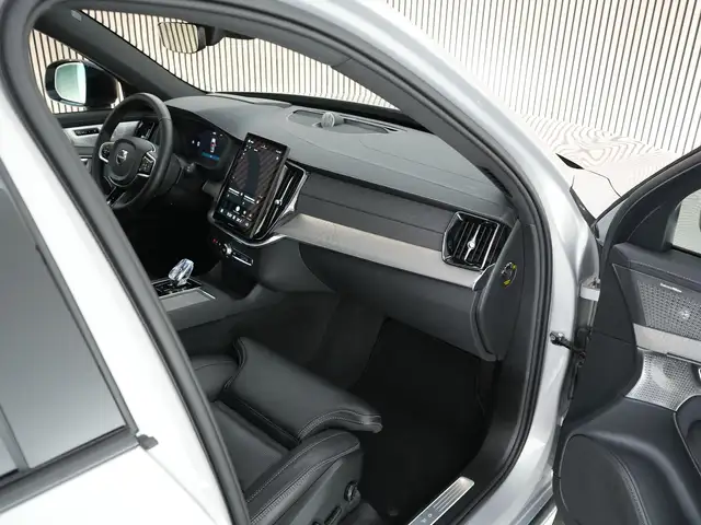 Volvo XC90 view 3