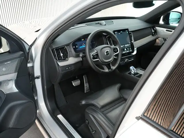 Volvo XC90 view 9