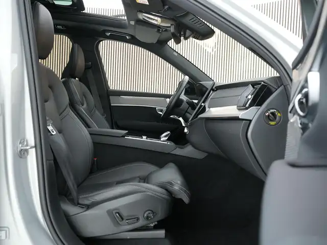 Volvo XC90 view 4