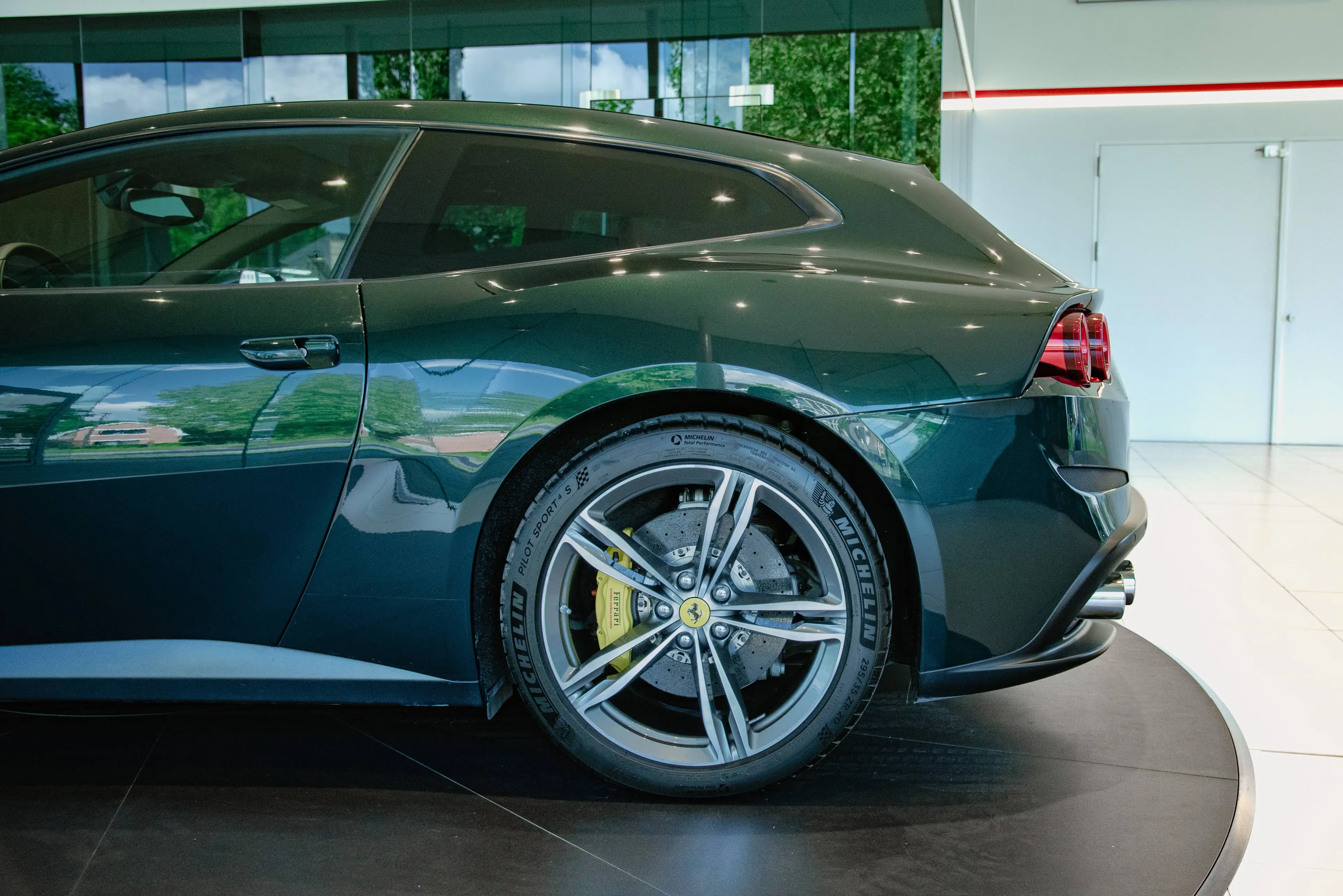 Ferrari GTC4 Lusso V12 | Verde Zeltweg | Atelier Car — photo 14