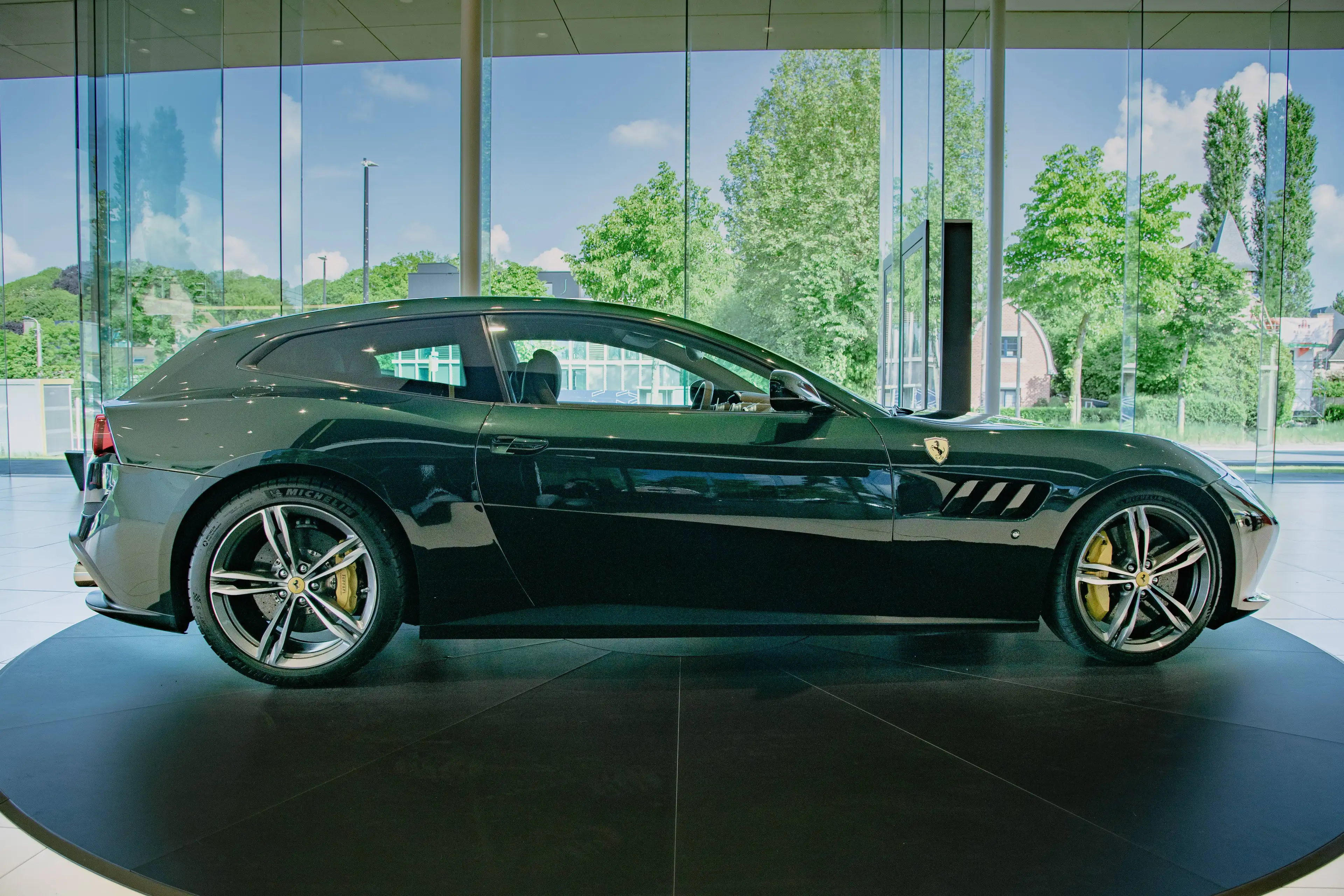Ferrari GTC4 Lusso V12 | Verde Zeltweg | Atelier Car — photo 3