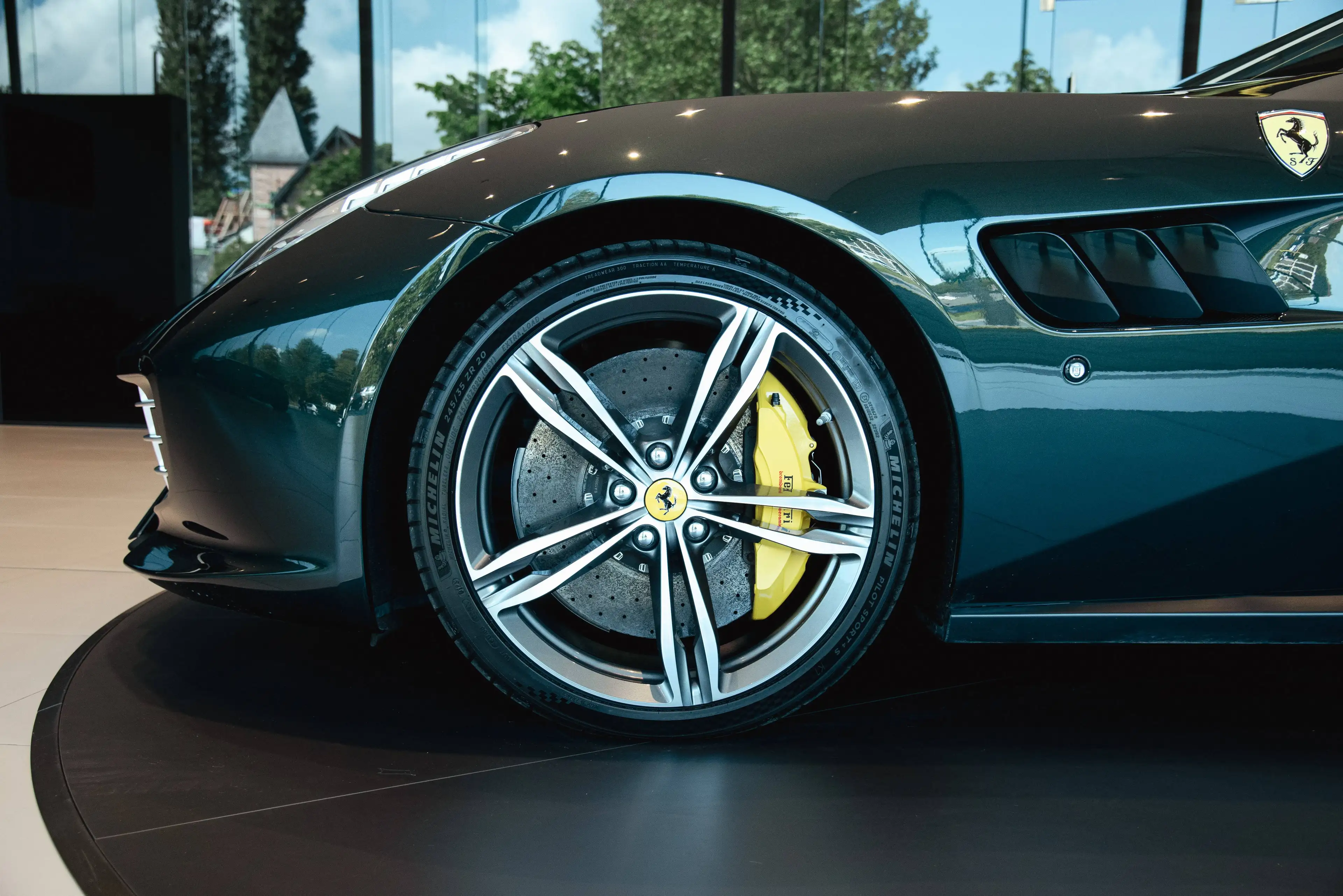 Ferrari GTC4 Lusso V12 | Verde Zeltweg | Atelier Car — photo 15