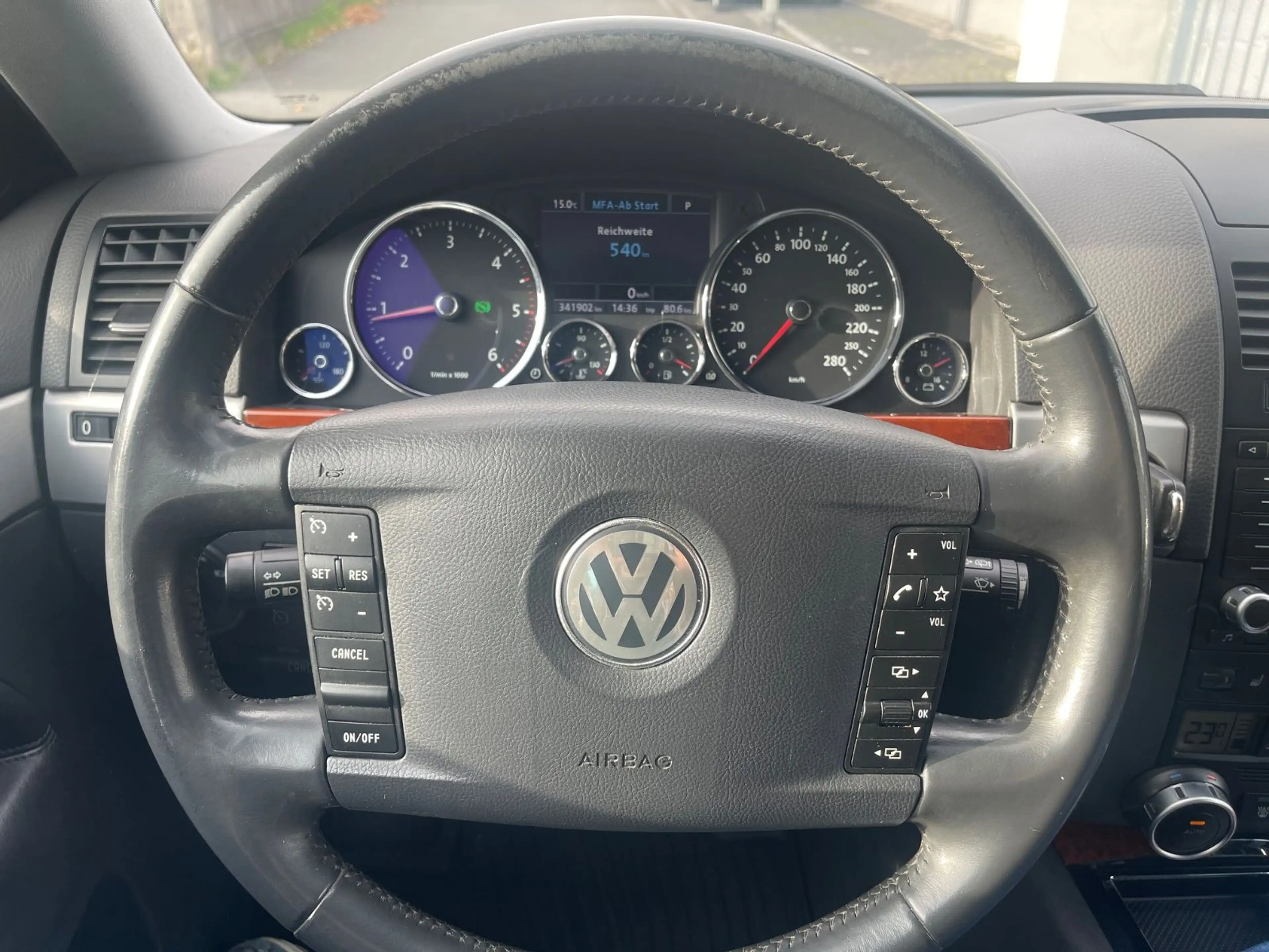 Volkswagen Touareg V6 TDI Navi Standheizung Xenon Leder — photo 8