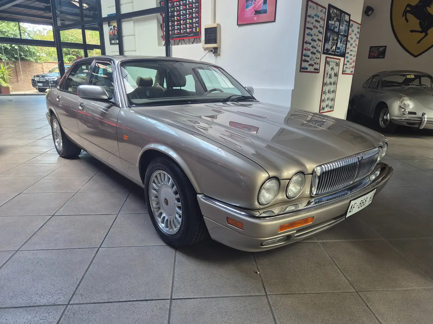 Daimler Double Six Bej - 1