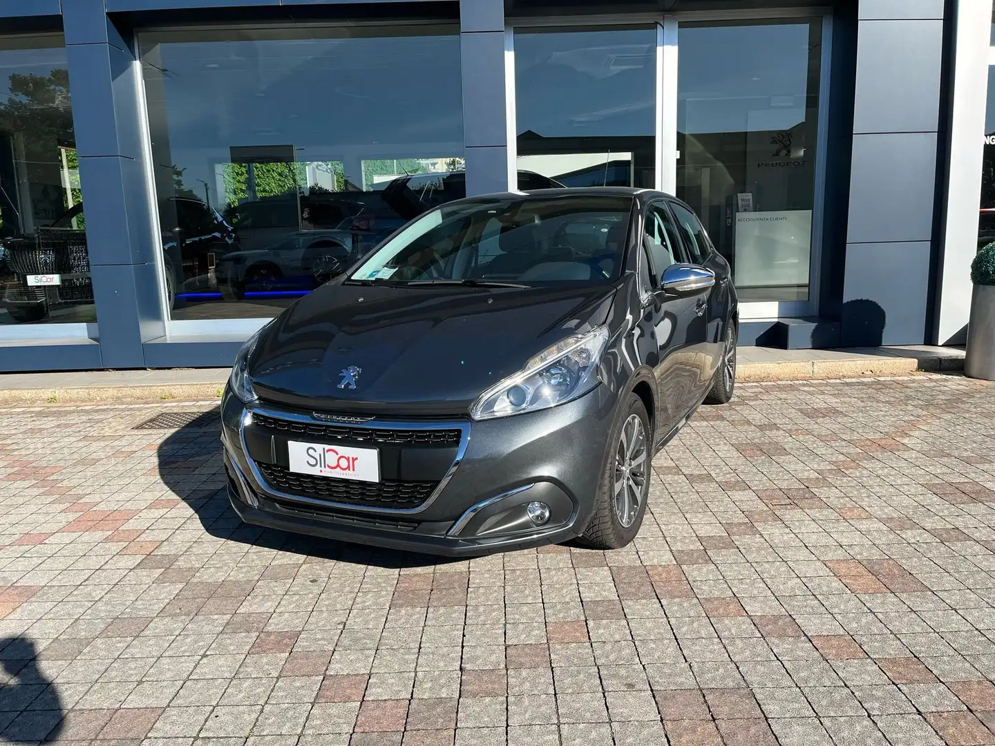 Peugeot 208 1.2 PureTech 82 CV 5 porte Allure Grijs - 1