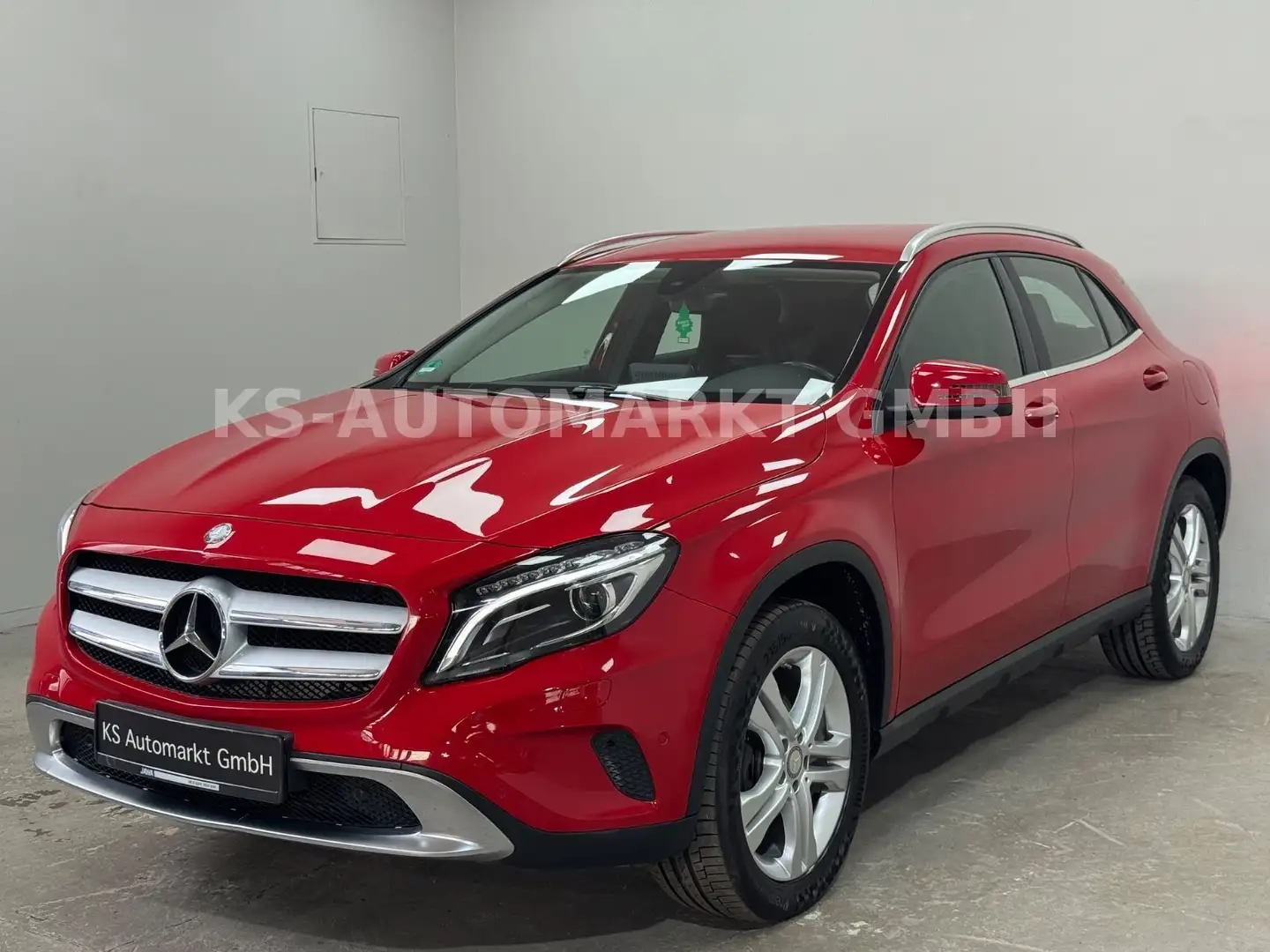 Mercedes-Benz GLA 180 Score*Automatik*Navi*Bi-Xenon*R-Kam* Rot - 1