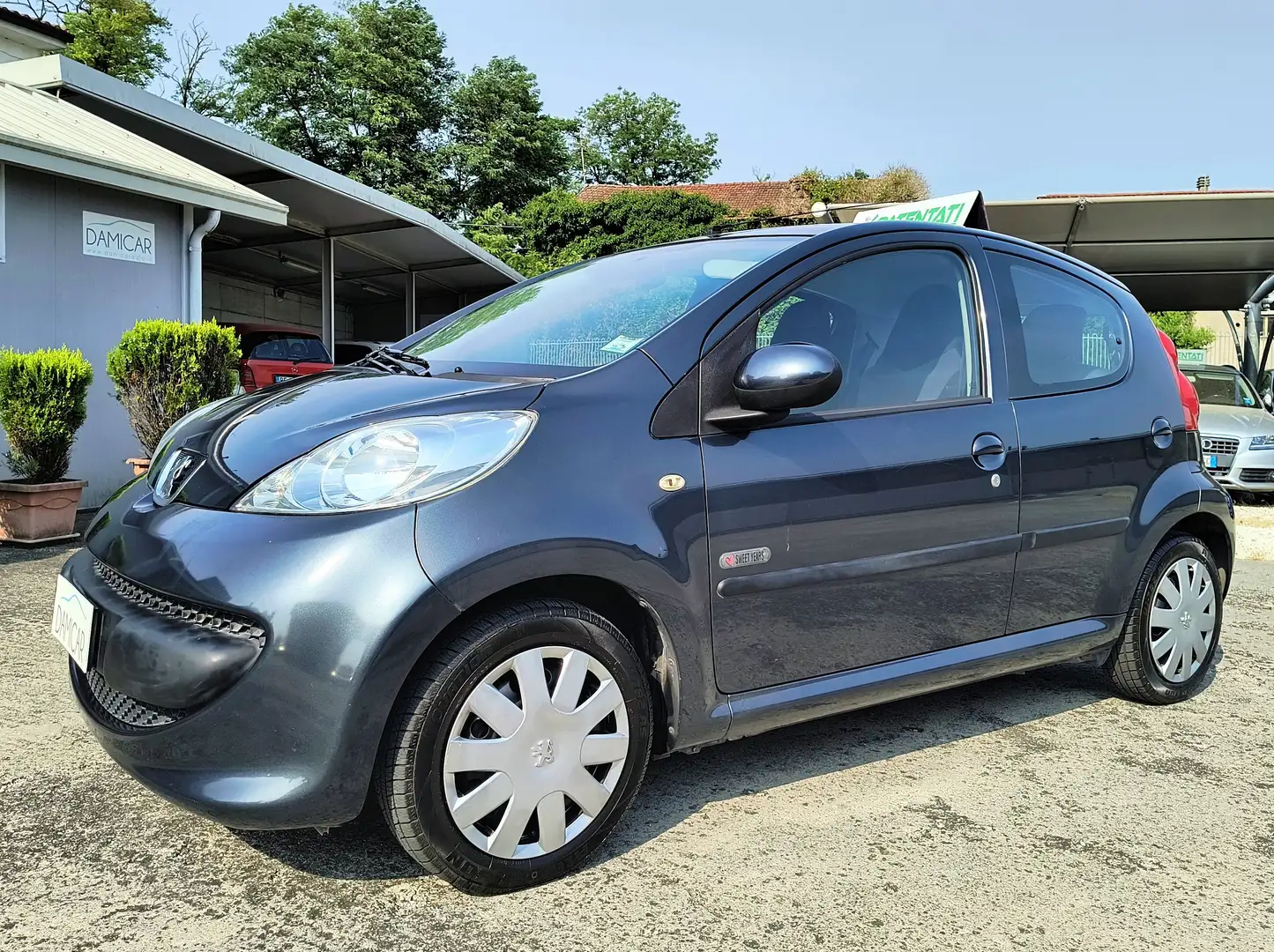 Peugeot 107 5p 1.0 12v Sweet Years Benzina *NEOPATENTATI* Grigio - 1