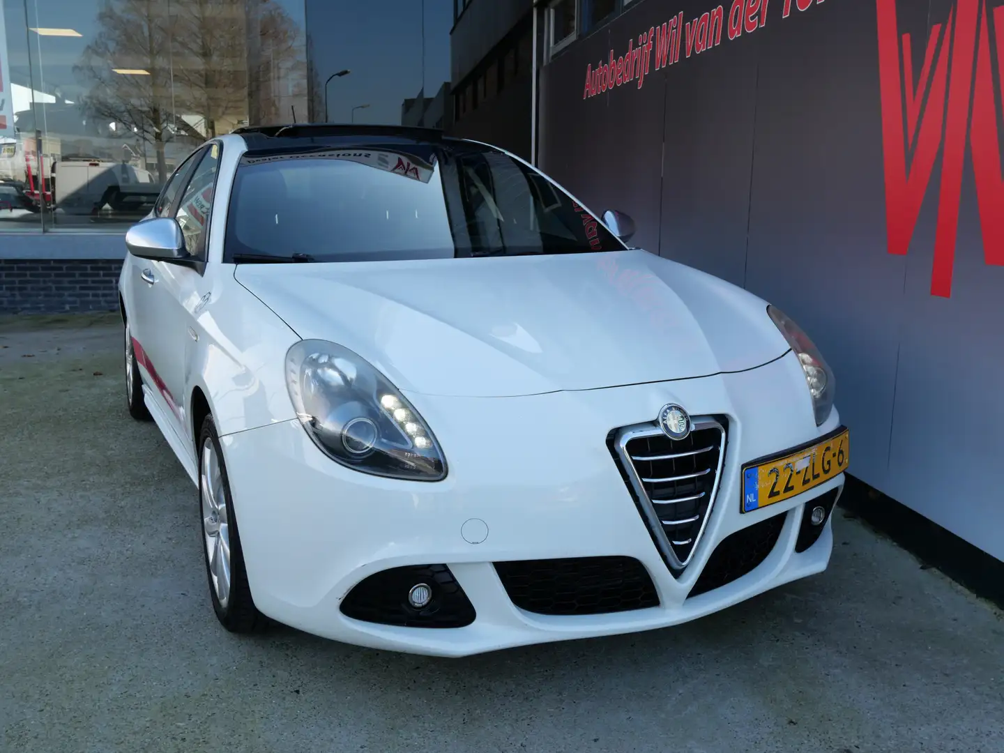 Alfa Romeo Giulietta 1.4T BUSINESS EXECUTIVE | AUTOMAAT | PANORAMADAK | Wit - 2
