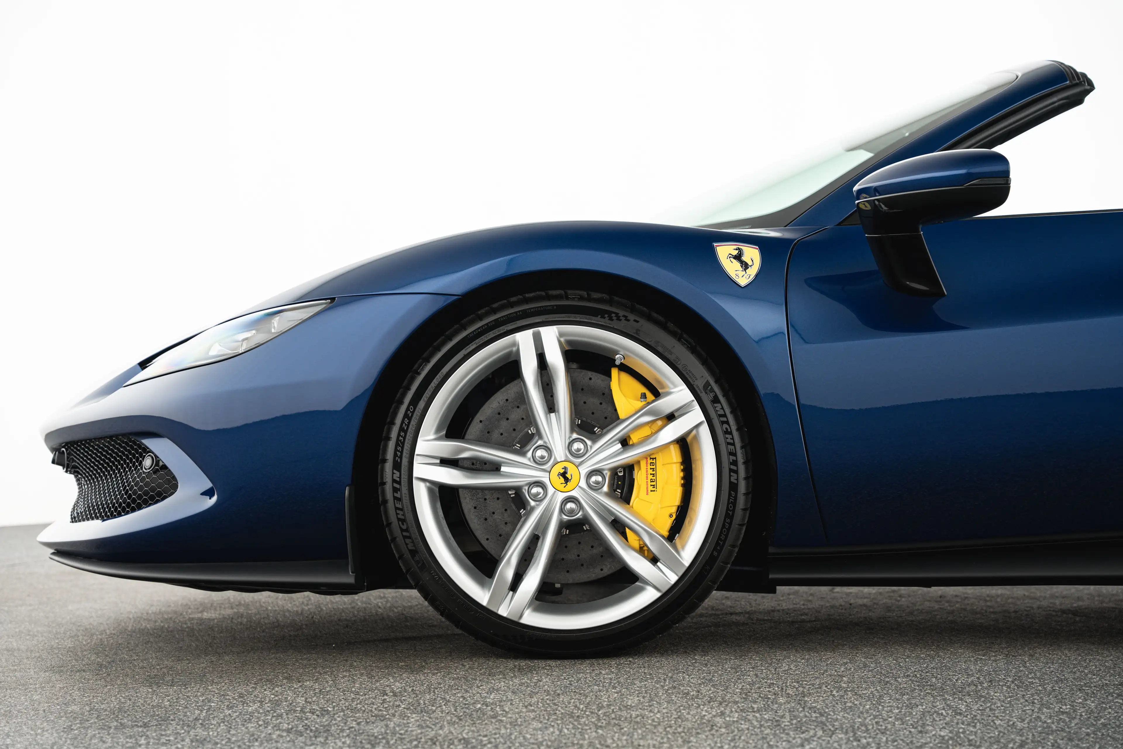 Ferrari 296 GTS Roadster PHEV F1 DCT — photo 9