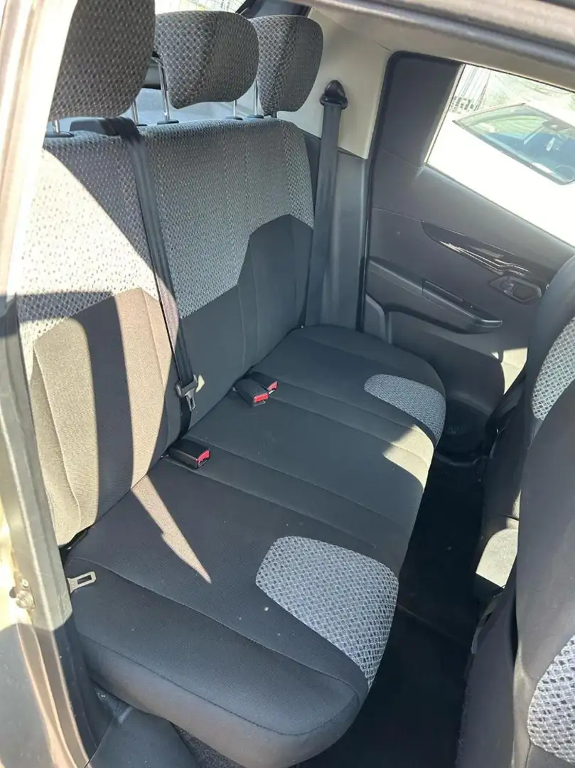 Mahindra KUV100 1.2 VVT K8 Gris - 2