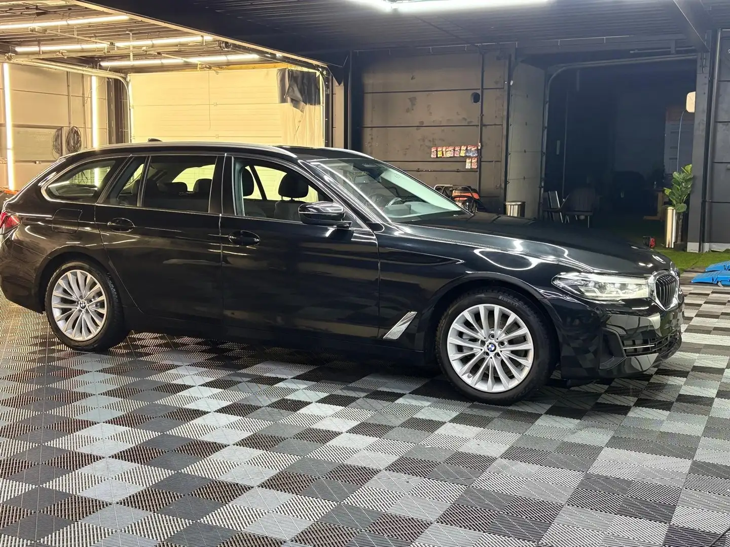 BMW 520 De bj. 2021 AUTOMAAT Diesel/Hybride Euro 6 OHB Zwart - 1