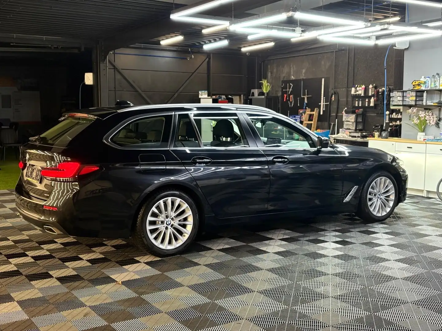 BMW 520 De bj. 2021 AUTOMAAT Diesel/Hybride Euro 6 OHB Zwart - 2