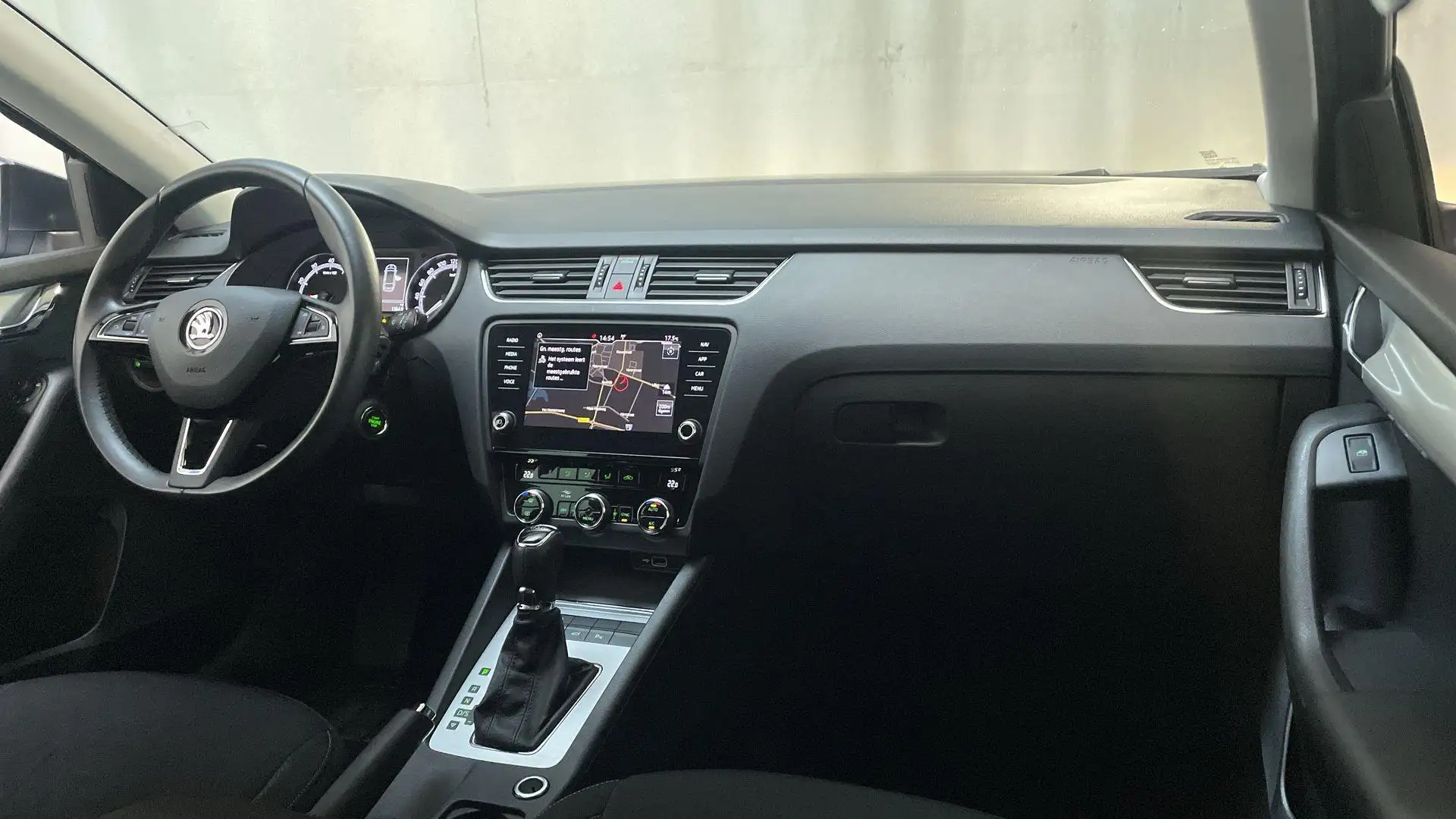 Skoda Octavia Combi 1.5 TSI 150pk DSG Greentech Ambition Busines Grijs - 2