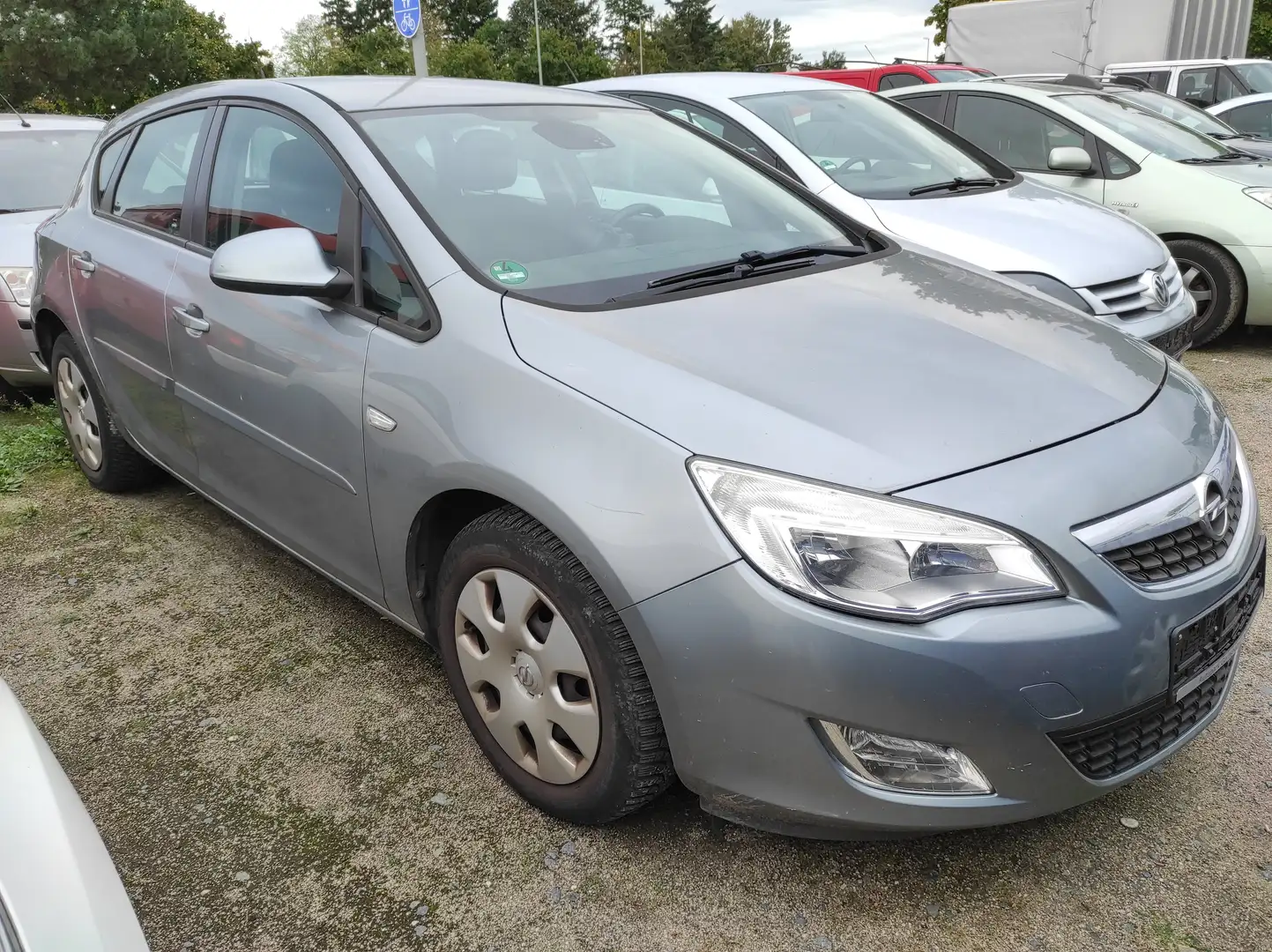 Opel Astra J 1.6 AUTOMATIK KLIMA SHZ SERVO ABS PDC ESP RADIO Grau - 2