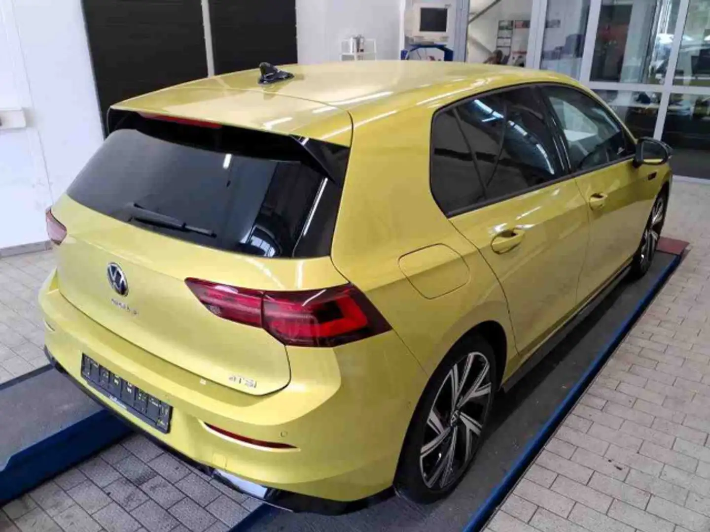 Volkswagen Golf VIII R-Line 1.5 eTSI, DSG, NAVI, RFK, MATRI Gelb - 2