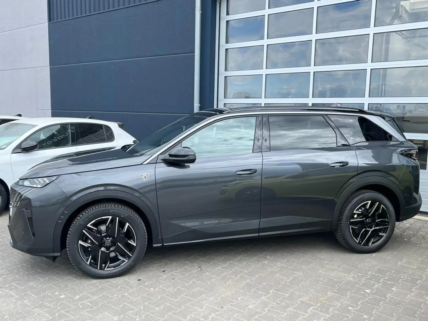 Peugeot 5008 GT HYBRID 145 e-DSC6 7-Sitze*SOFORT* Grau - 2