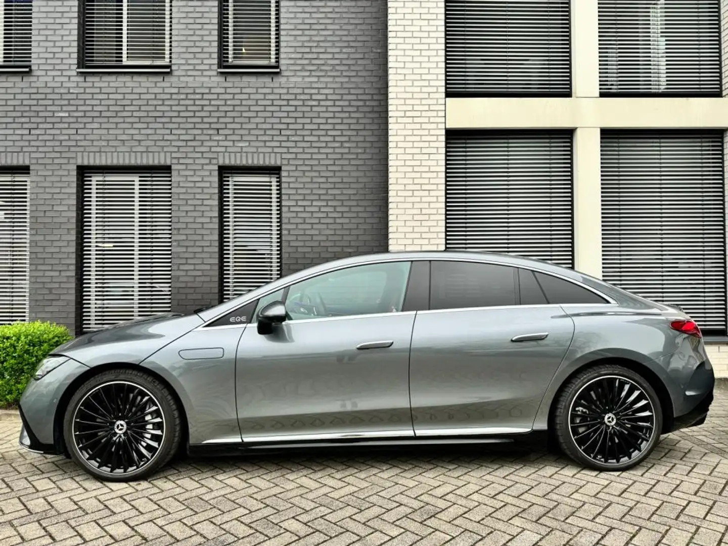 Mercedes-Benz EQE 350+ Launch Edition AMG Line 91 kWh NP: €104.3 Grijs - 2