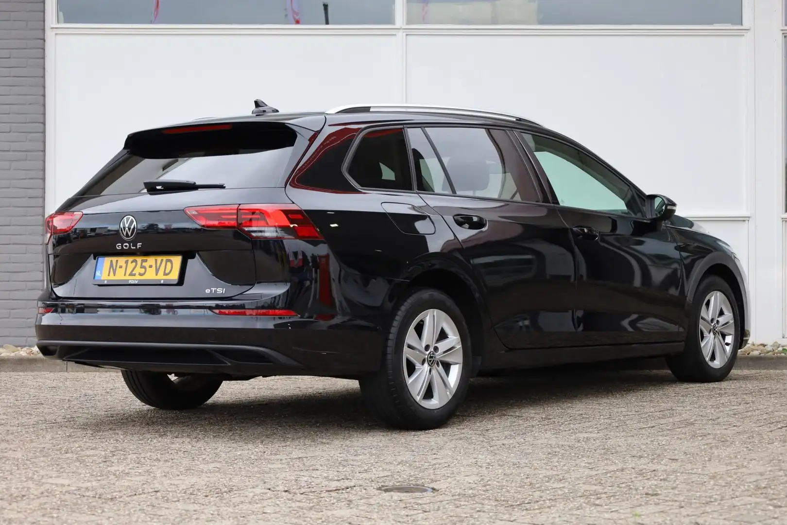 Volkswagen Golf Variant 1.0 eTSI 110pk Life | Navigatie | Achteruitrijcame Zwart - 2