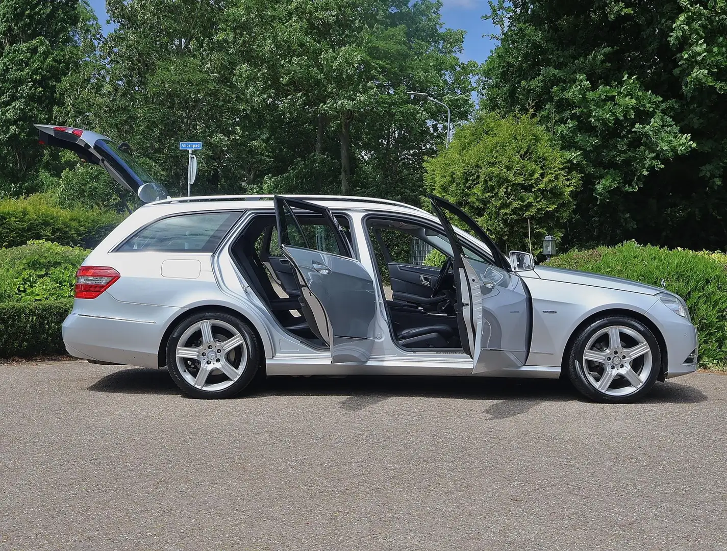 Mercedes-Benz E 200 Estate CGI Avantgarde Aut. Panodak/Leer/Trekh/Orig Grau - 2