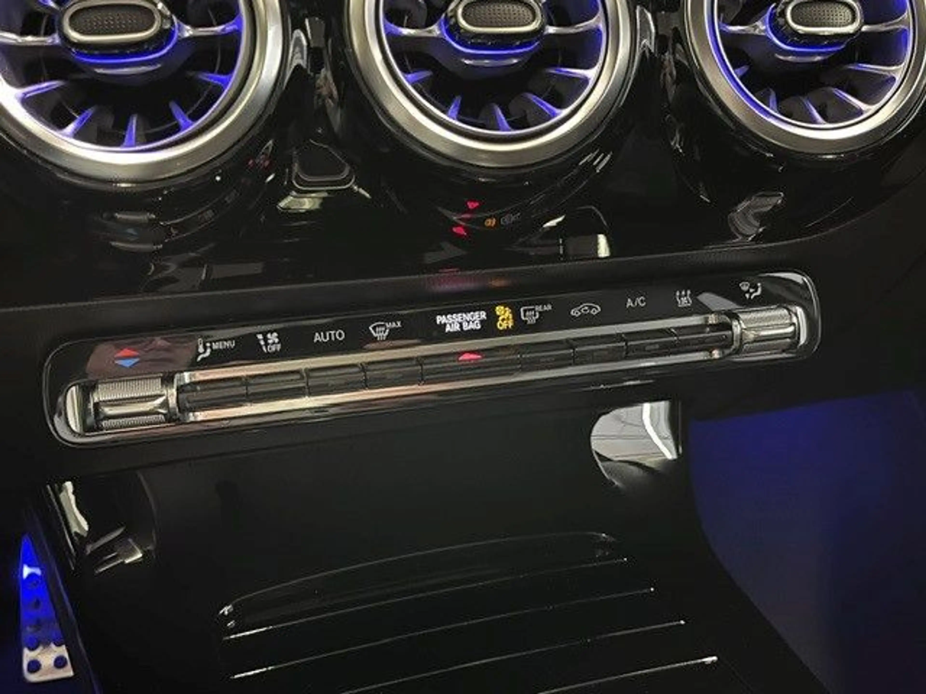 Mercedes-Benz A 250 e AMG-Line Panorama Distronic Keyless Go — photo 8