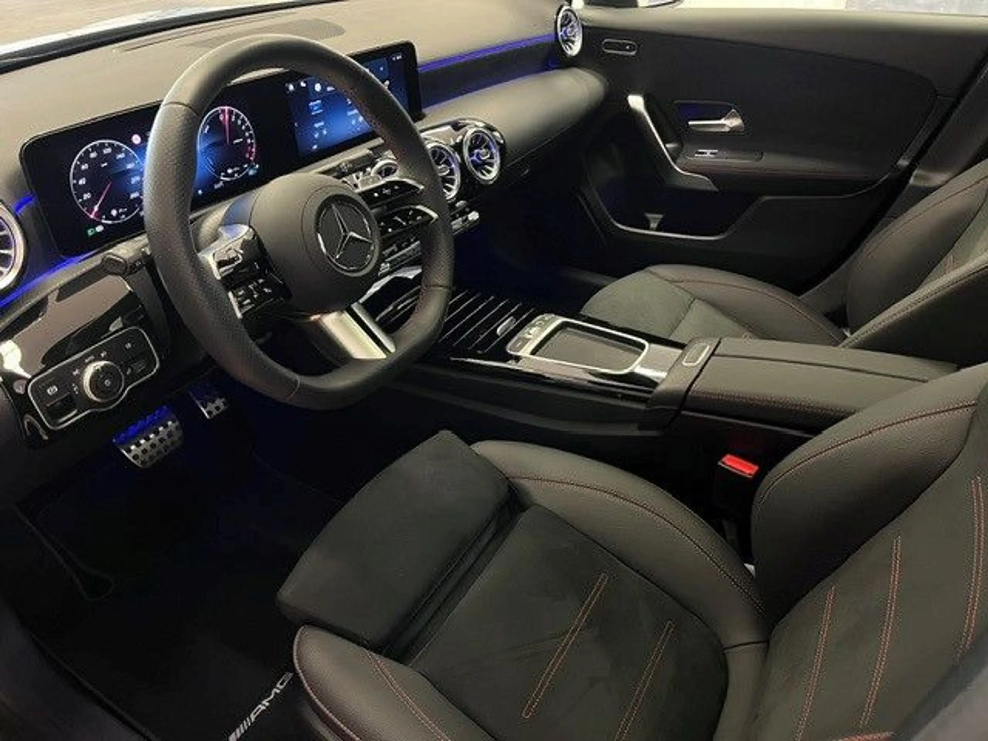 Mercedes-Benz A 250 e AMG-Line Panorama Distronic Keyless Go — photo 3