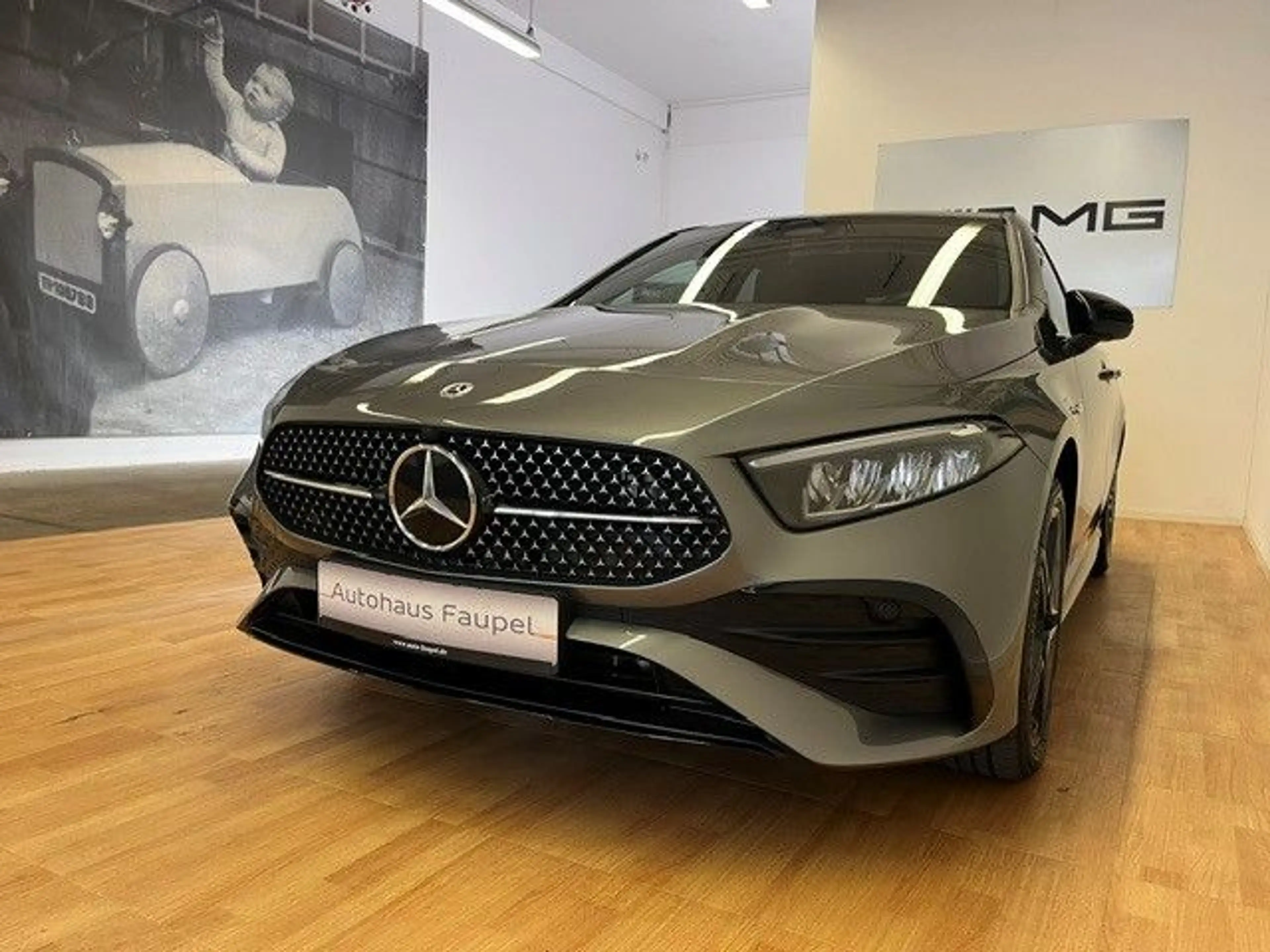 Mercedes-Benz A 250 e AMG-Line Panorama Distronic Keyless Go — photo 13