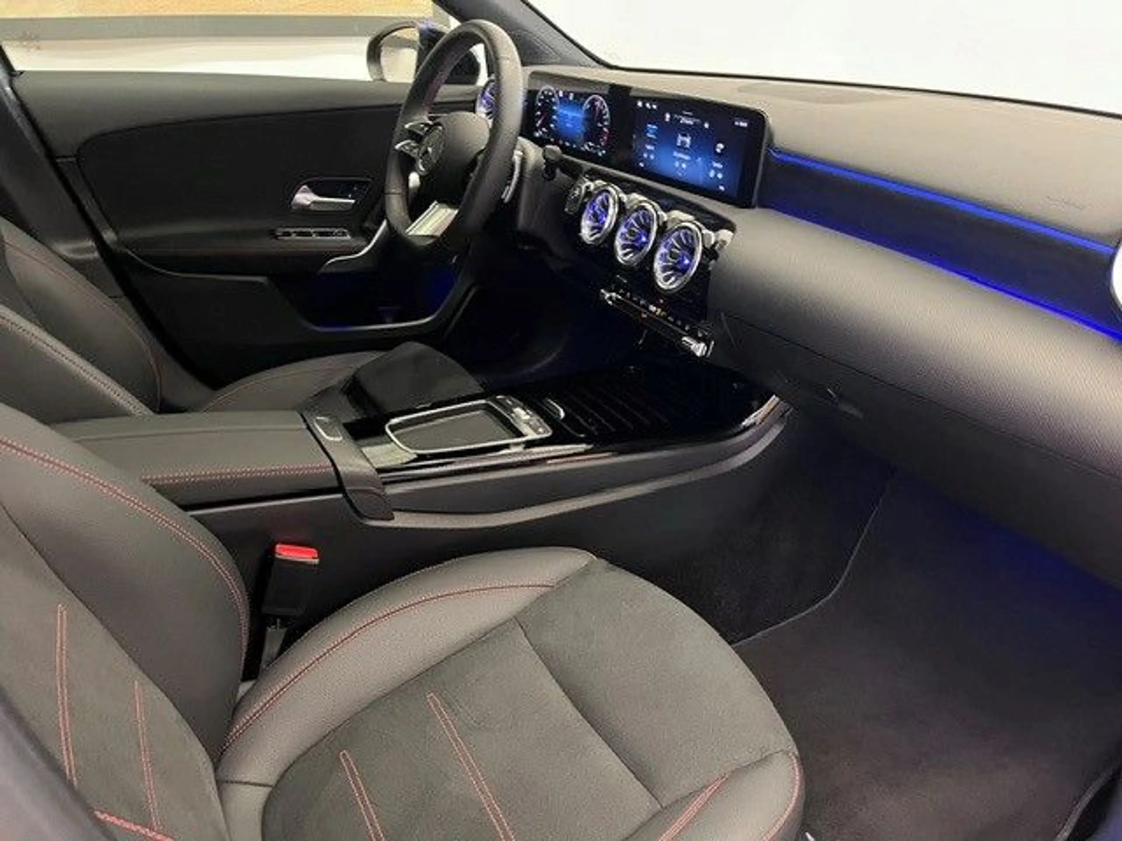 Mercedes-Benz A 250 e AMG-Line Panorama Distronic Keyless Go — photo 4