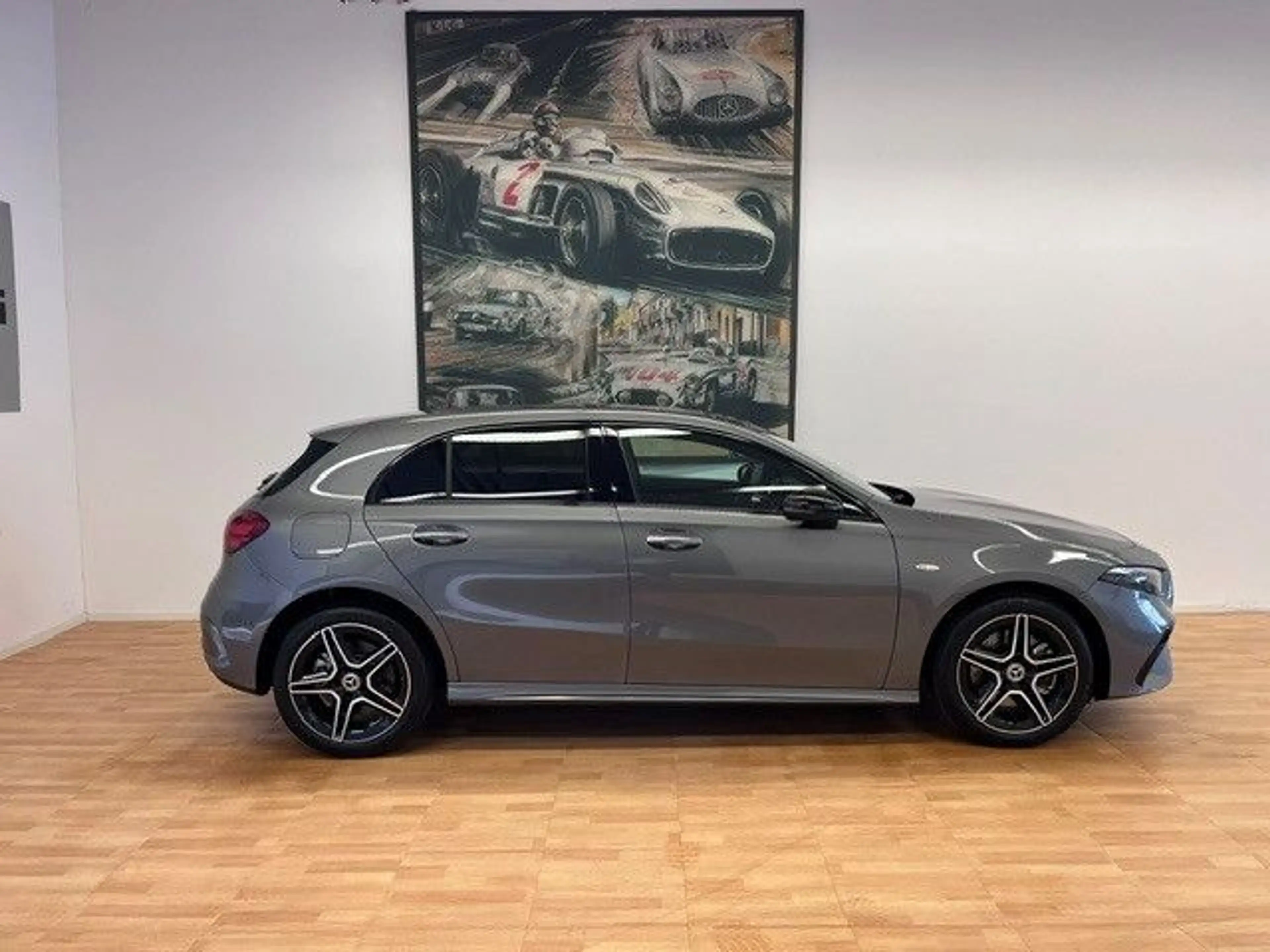 Mercedes-Benz A 250 e AMG-Line Panorama Distronic Keyless Go — photo 5