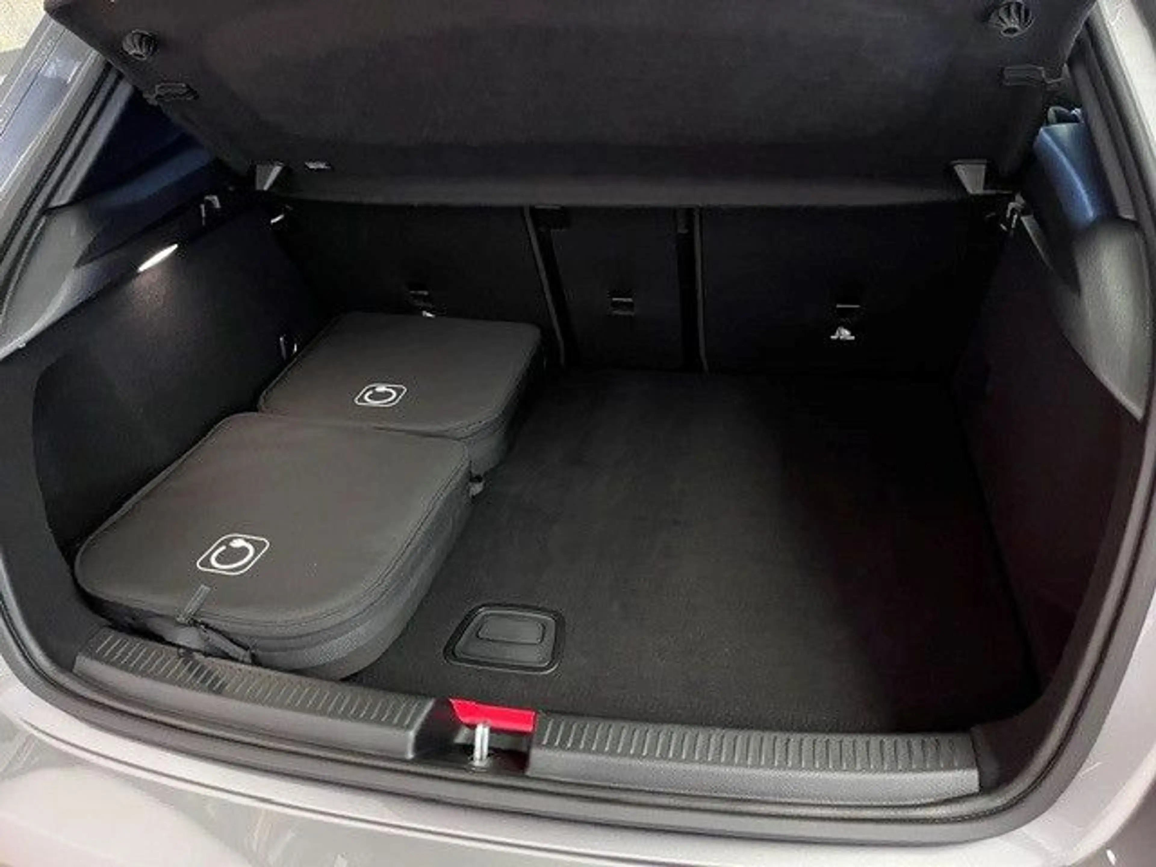 Mercedes-Benz A 250 e AMG-Line Panorama Distronic Keyless Go — photo 12